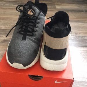 Women's Nike Huraches ultra Air!